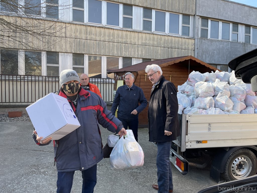 Adományosztás a családsegítő központban 03